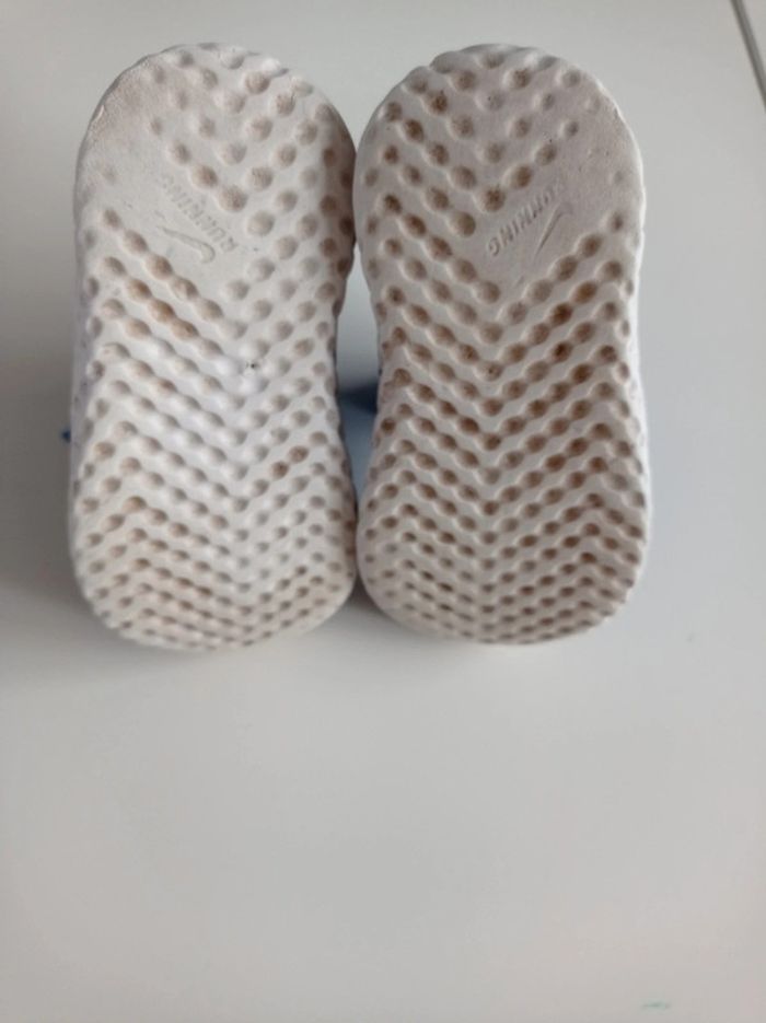 Baskets Nike taille 21 - photo numéro 5