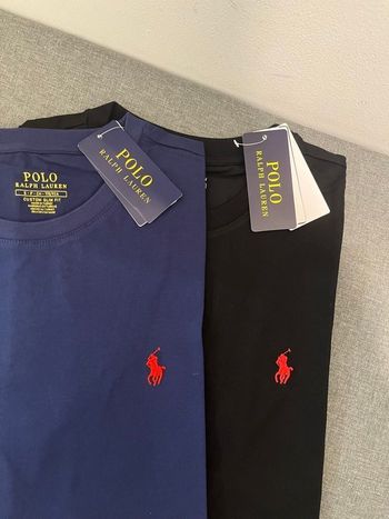 Tee shirt Ralph Lauren lot de 2 bleu marine et noir avec logo rouge en excellent état ( lot de 2)