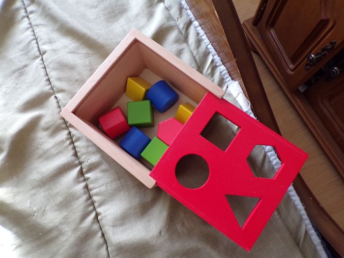 Boîte en bois et formes à encastrer - photo numéro 2