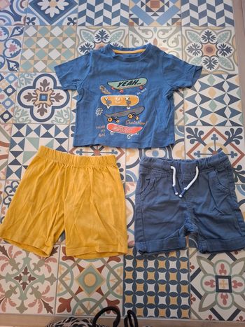 2 shorts + tee-shirt manches courtes 