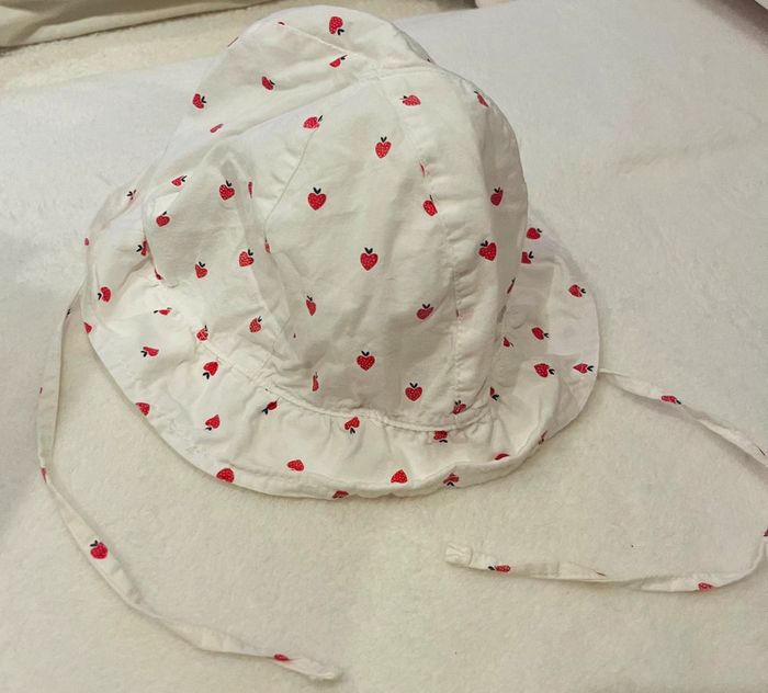 Chapeau / Bob blanc avec petites fraises en forme de cœurs Kiabi taille 49