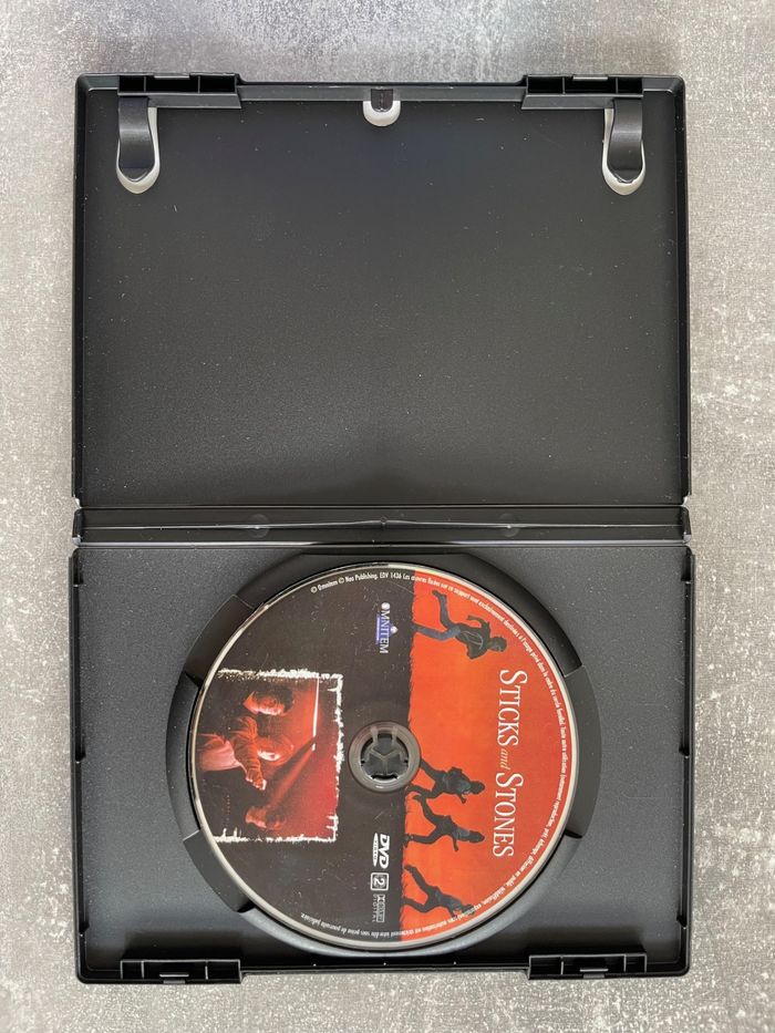 Film DVD, Stick and stones en français. - photo numéro 2