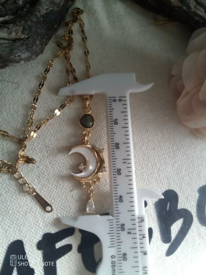 Collier lune en nacre naturelle et pierre de labradorite - photo numéro 2