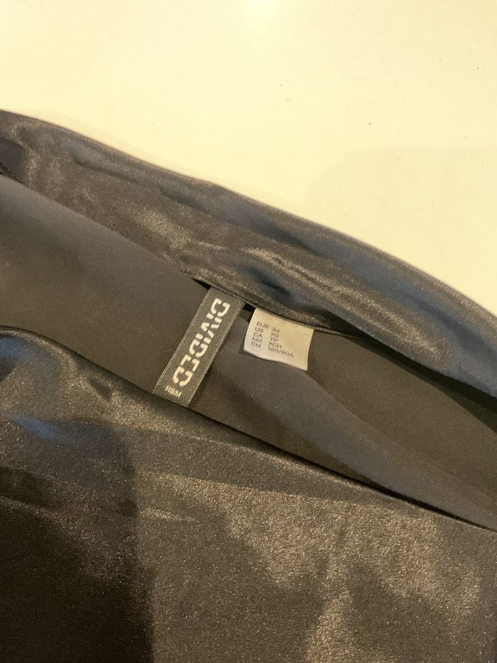 Petite robe noir satin dos nu - photo numéro 3