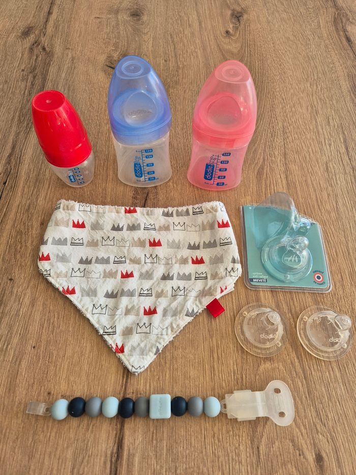 Lot biberons 150 ml + tétines + attache tétine + bavoir + biberons médicament