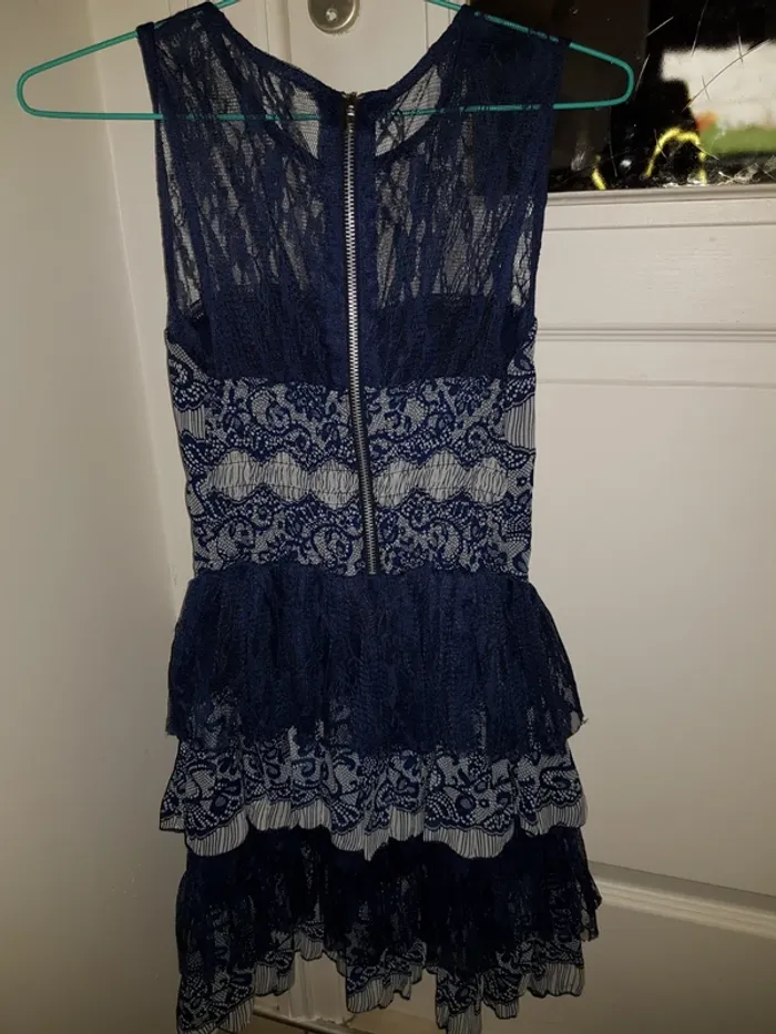 Robe dentelle à volants - photo numéro 2