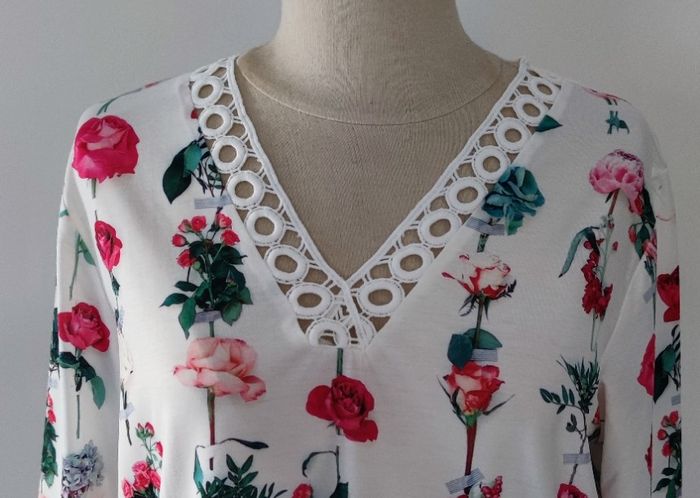 🌸 T-shirt floral col V dentelle blanc femme L – Maria & Gabriele - photo numéro 4