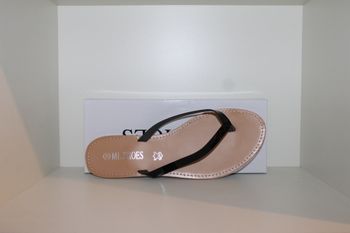 belle petites tongs lanières noire 39