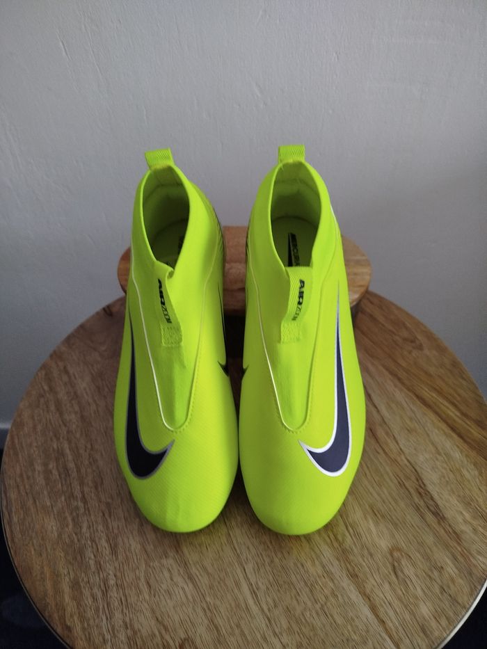 Crampons Nike T 38,5 - photo numéro 2