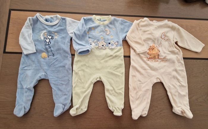Lot de pyjamas ou grenouillères mixtes velours 6 mois en parfait état