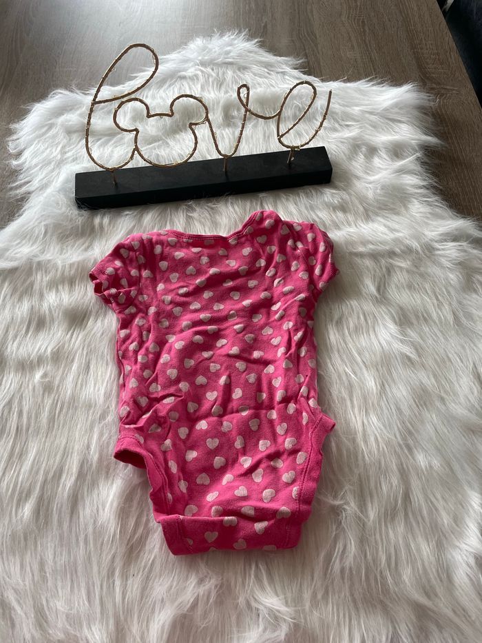 Très jolie bodie rose à manches courtes 🥰primark ecrit taille 12-18 mois taille comme un 18 mois - photo numéro 4