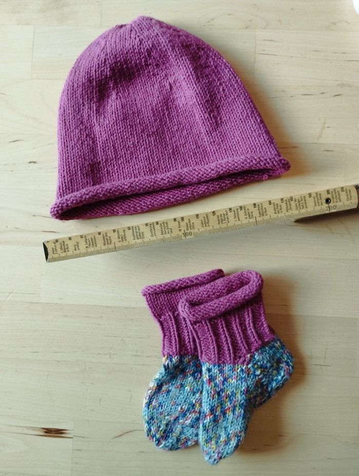 Bonnet et chaussettes tricotées assorties - photo numéro 2