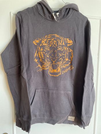 Sweat à capuche marron et tête de lion orange La Redoute