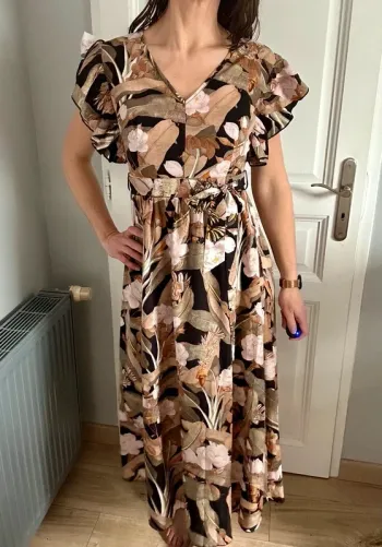 Superbe robe fluide et élégante à imprimé floral camel, beige et rose poudré