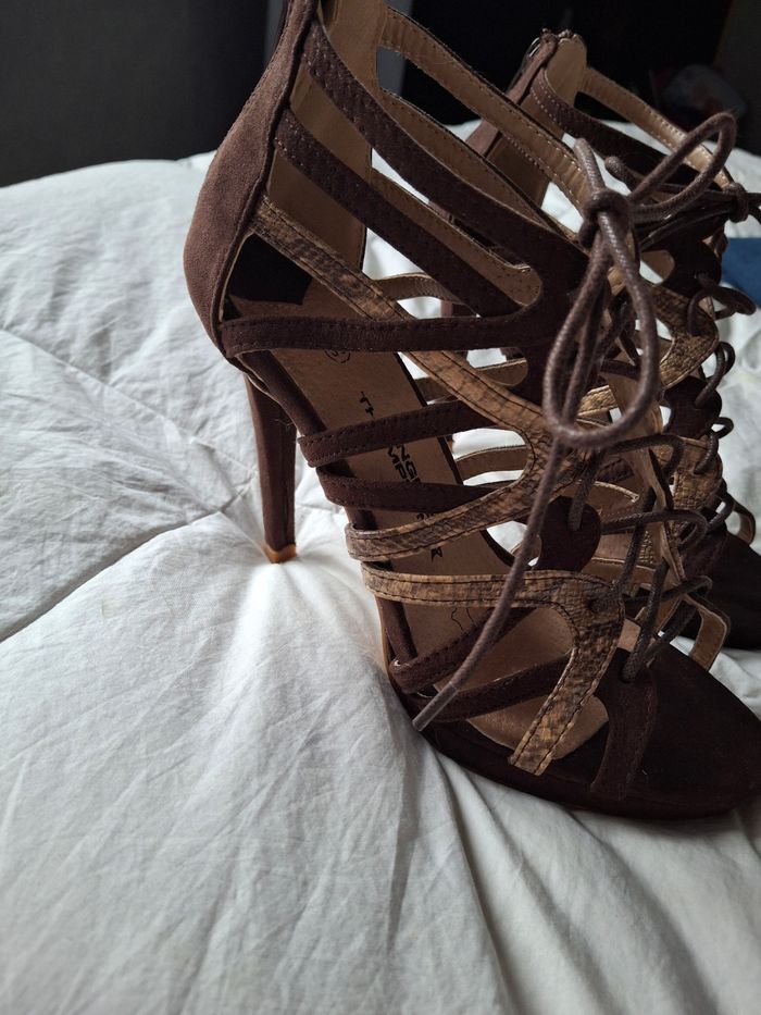 Chaussures à talons fins pointure  38 - photo numéro 5