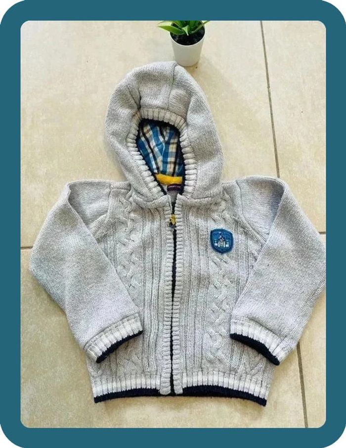 Très beau gilet avec capuche gris clair 18 mois sergent major