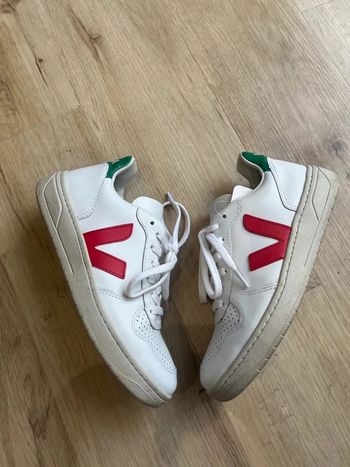Veja V-10 White Red Green 39