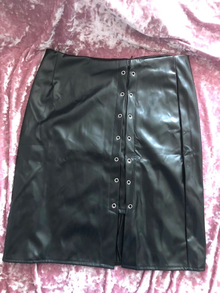 Jupe skai noir taille 38/40 - photo numéro 3