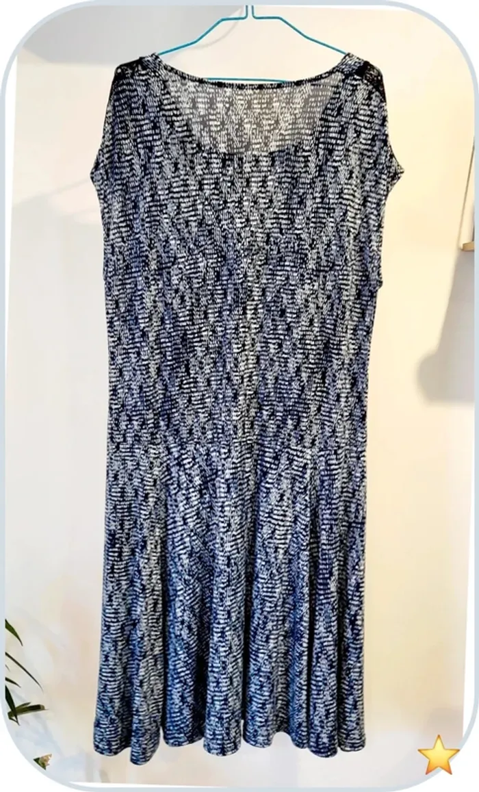 Robe fluide imprimée avec détails en dentelle – Très bon état - Bleu - Taille 40 - photo numéro 4