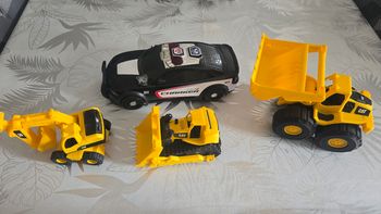 Lot une voiture Dodge charger et 3 tracto Cat