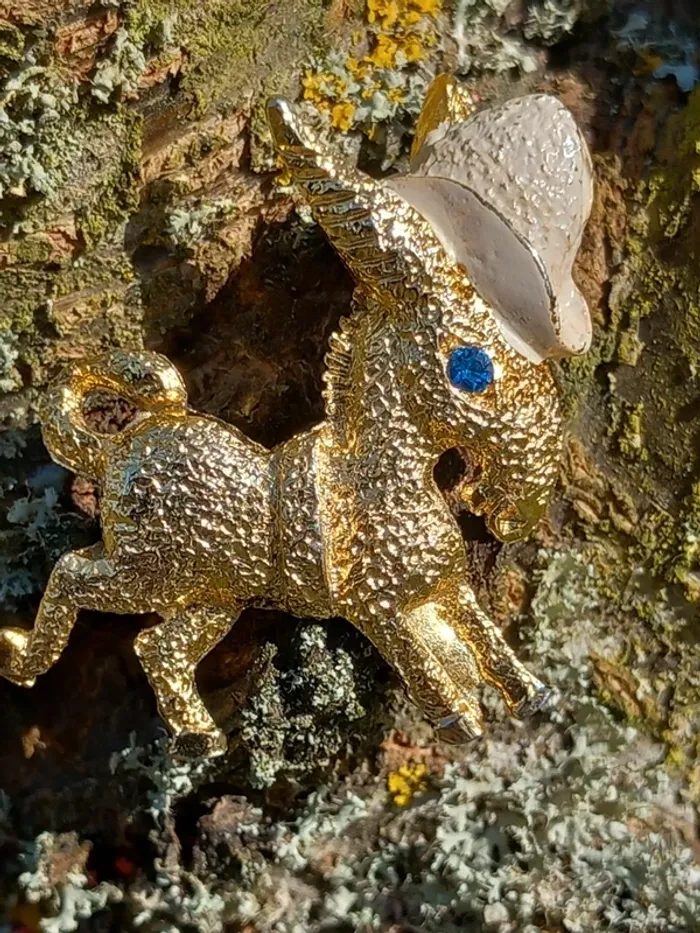 Broche vintage dorée en forme d âne avec son chapezu - photo numéro 2