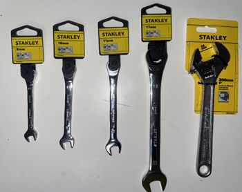 Kit _cle a molette 200mm + 4 cles mixtes a cliquet > Stanley