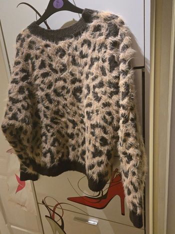 Pull duveteux léopard T.S >44 H&M neuf