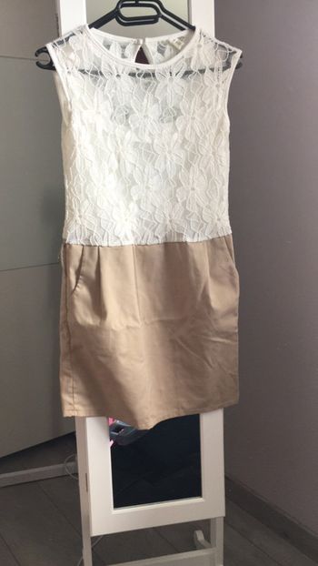 Robe courte taille M mais qui taille petit donc plutôt S