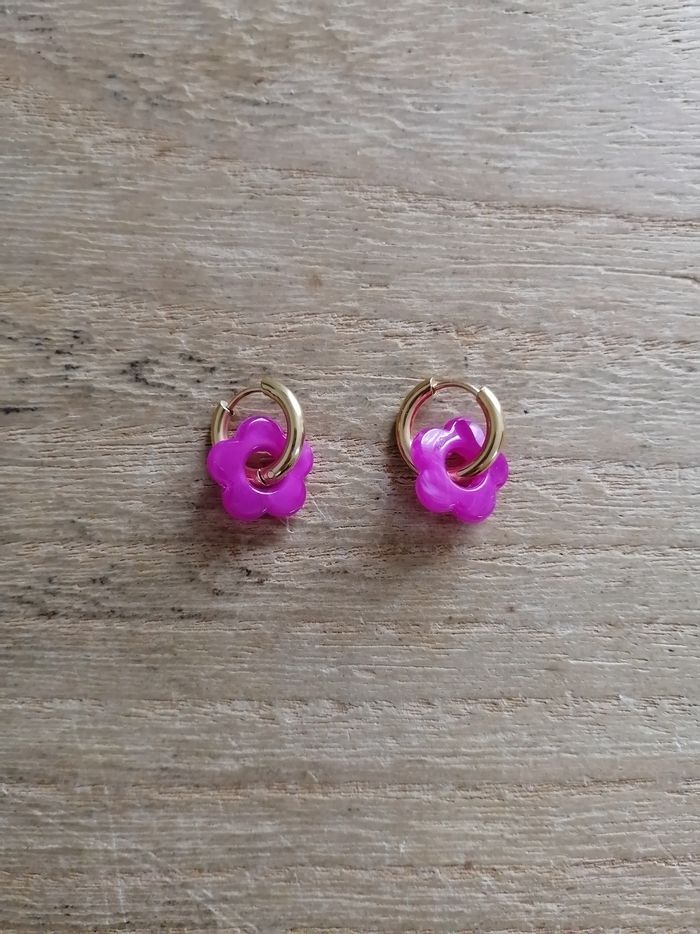 Boucles d'oreilles anneaux dorés en acier inoxydable avec petite fleur rose fushia neuves - photo numéro 2