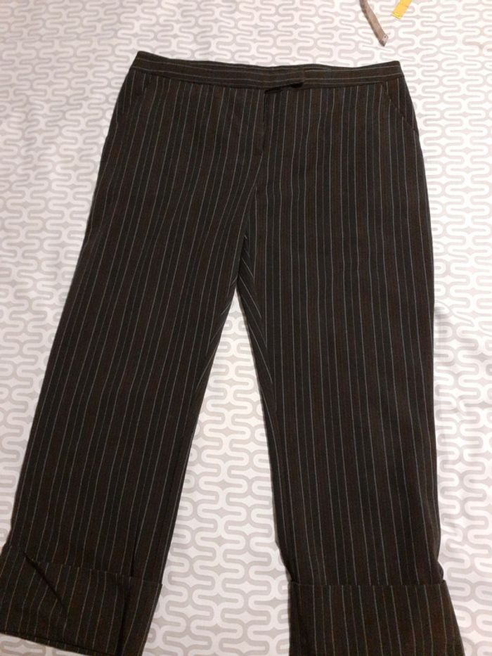 Pantalon court à fines lignes marron - photo numéro 3