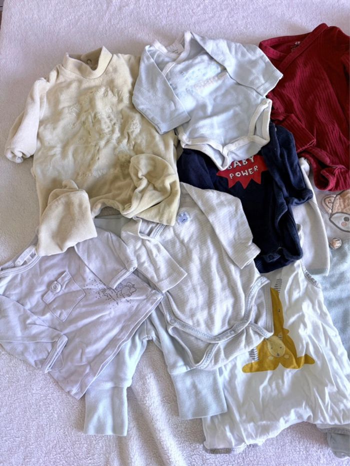 Lot vêtements bébé 1 mois (Kiabi, Orchestra, Primark, etc.) - photo numéro 2
