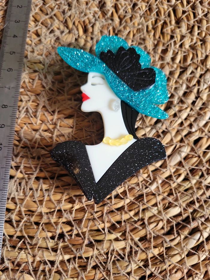 Broche 3D la femme et chapeau turquoise