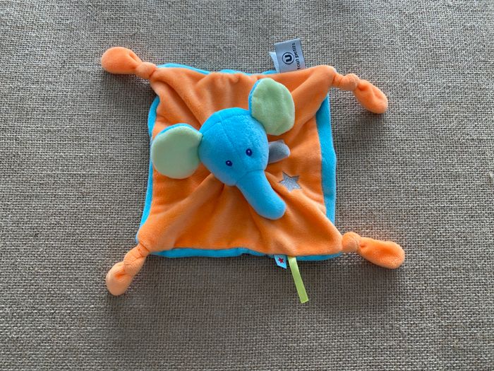 Doudou plat éléphant orange bleu étoile Super U