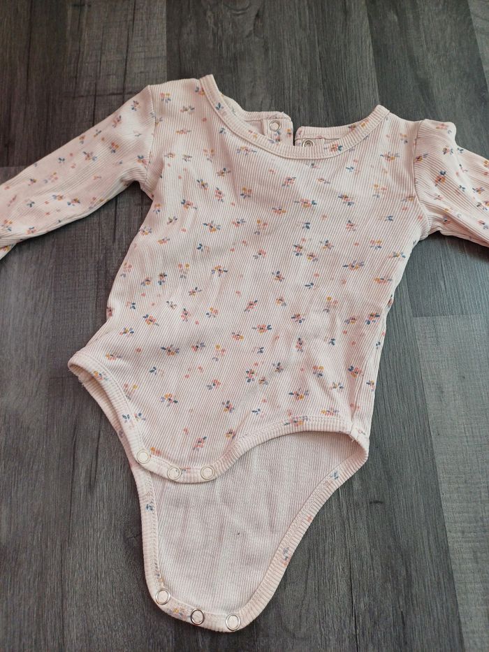 Ensemble body à fleurs et jupe salopette - photo numéro 4