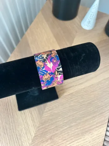 Bracelet manchette large doré – Motifs fleurs rose & bleu – Neuf