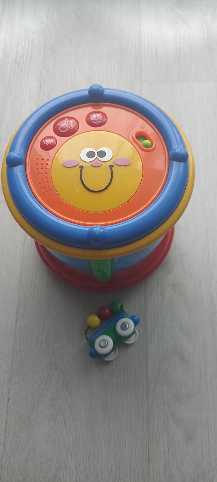 Tambourin musical et petite voiture boules