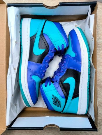 Baskets Jordan one mid black grappe pointure 38.5 comme neuves