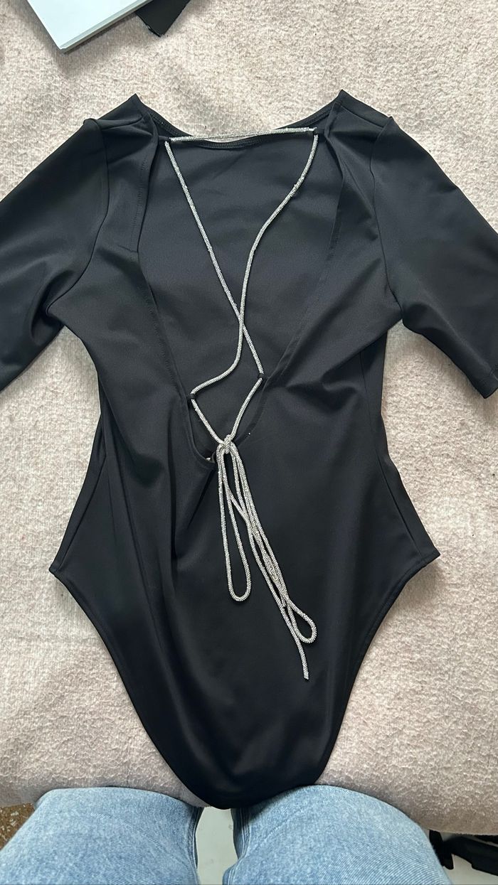top dos nu noir avec nœuds à paillettes - photo numéro 3
