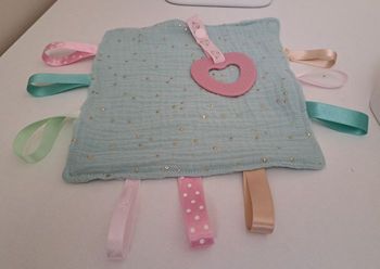 Doudou plat avec étiquettes fait main