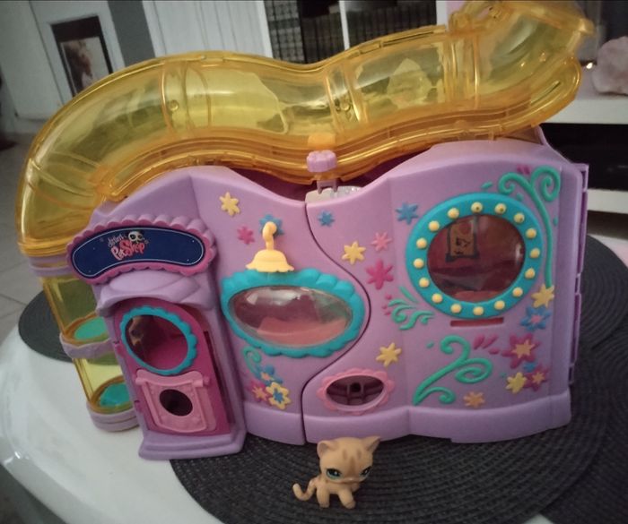 Maison "Pet Shop" en très bon état avec un personnage neuf