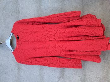 Robe rouge dentelée