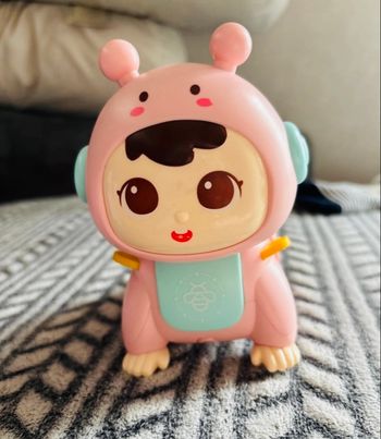 Bébé qui apprend le 4 pattes