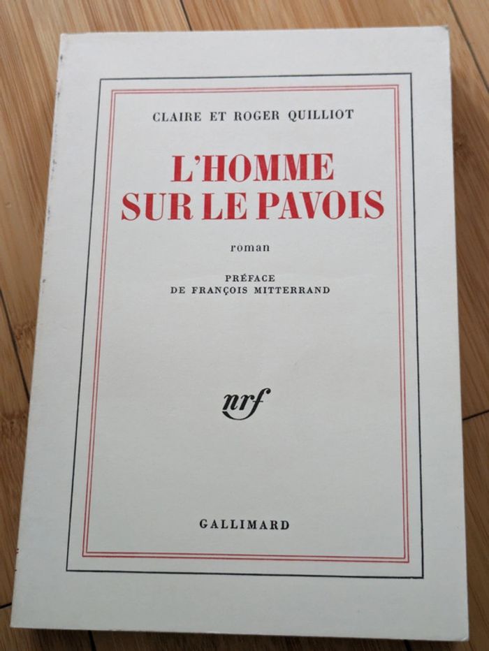 L'homme sur le pavois - photo numéro 1