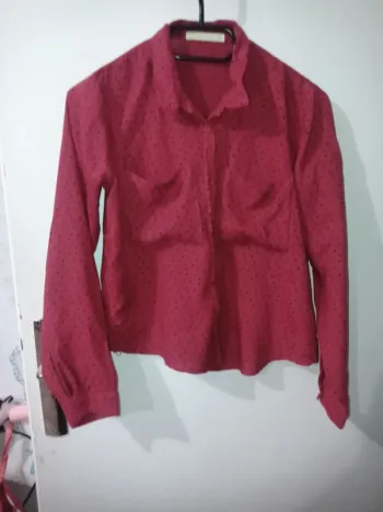 Chemise couleur bordeaux à pois noir