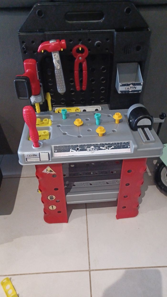 Établi enfant plastique et ses éléments