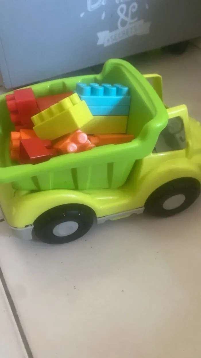 Petit camion avec bloc de construction