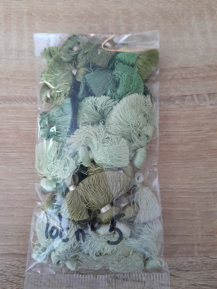 Lot de 50 pompons vert pour création de bijoux lot numéro 5 - photo numéro 3