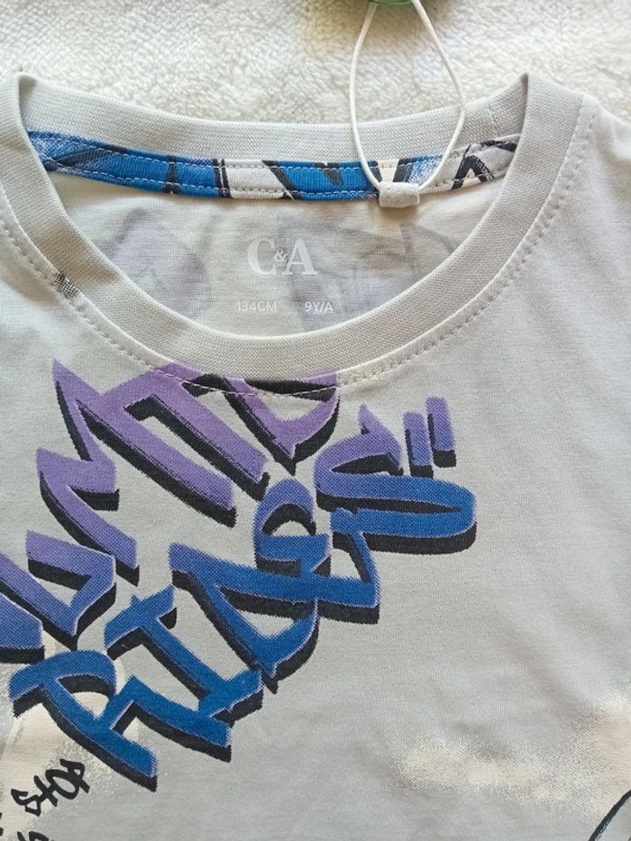 Tshirt graffiti garcon neuf 8ans 🩶💙 - photo numéro 3