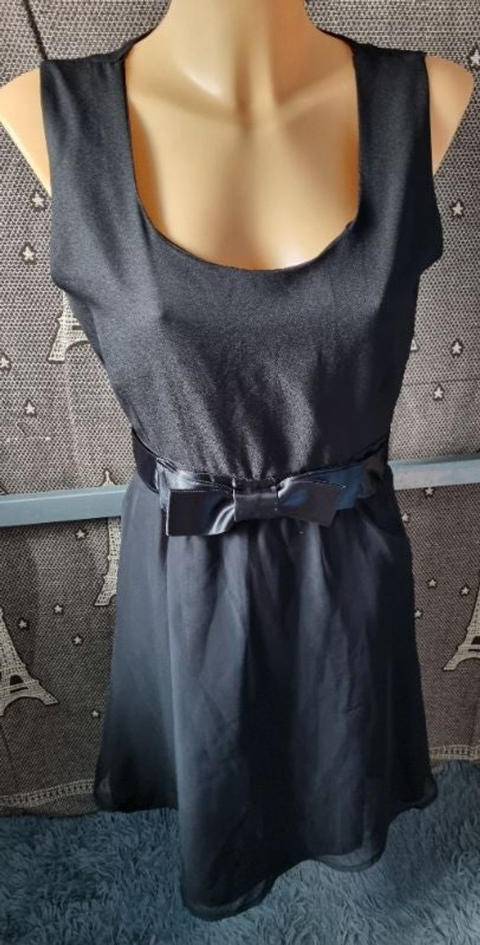 Robe noir avec nœud papillon taille 38