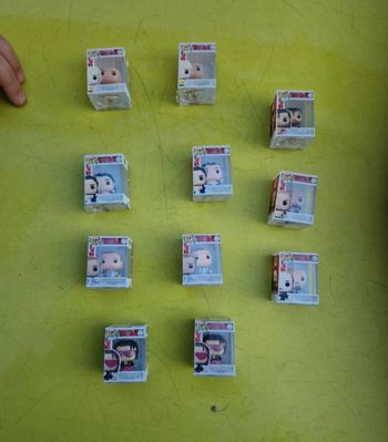 11 mini figurine catch